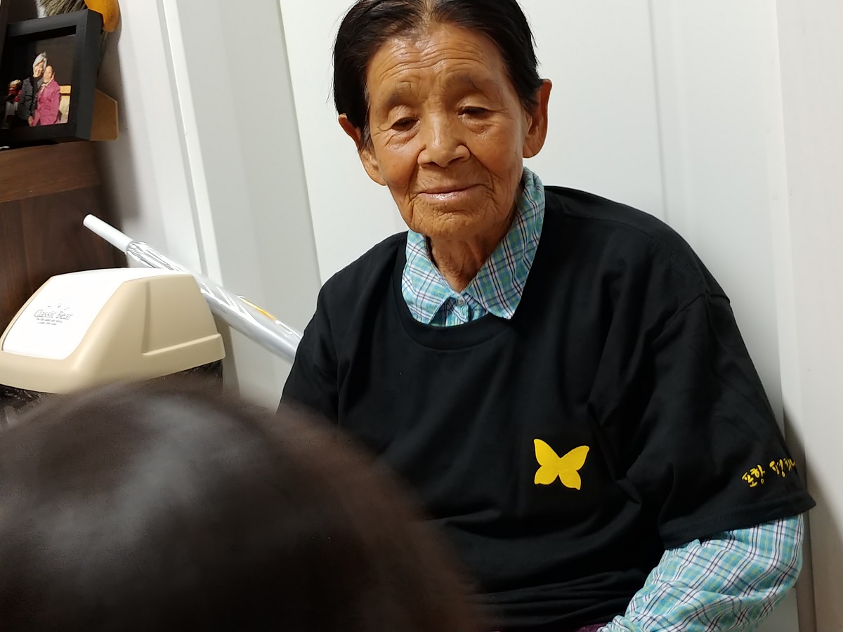2019.9.21. 평화나비 티셔츠를 입은 할머니 ⓒ포항여성회