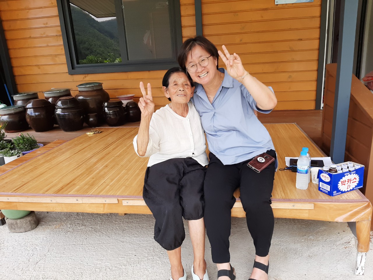박필근 할머니(왼쪽)와 금박은주 포항여성회 대표 ⓒ포항여성회