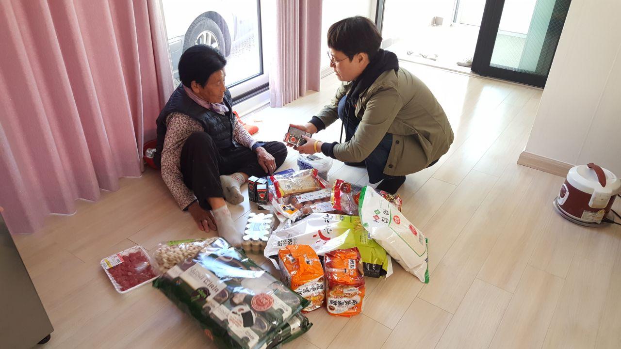 2020년 1월, 박필근 할머니가 생필품을 전달받고 있다 ⓒ포항여성회