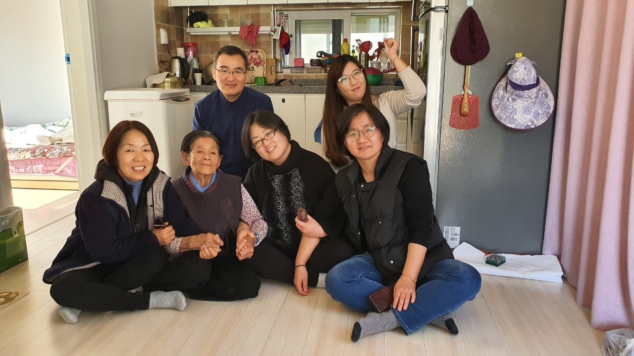 2020년 2월, 박필근 할머니 댁을 방문한 포항여성회 회원과 활동가들 ⓒ포항여성회