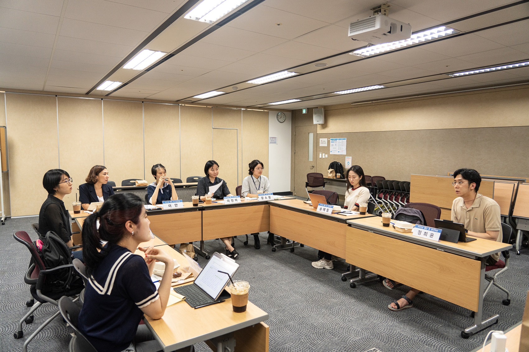 좌담 전경. (왼쪽부터) 백재예, 전소현, 황진경, 이안, 이헌미, 장소정, 송혜림, 정희윤 ©오늘의 나