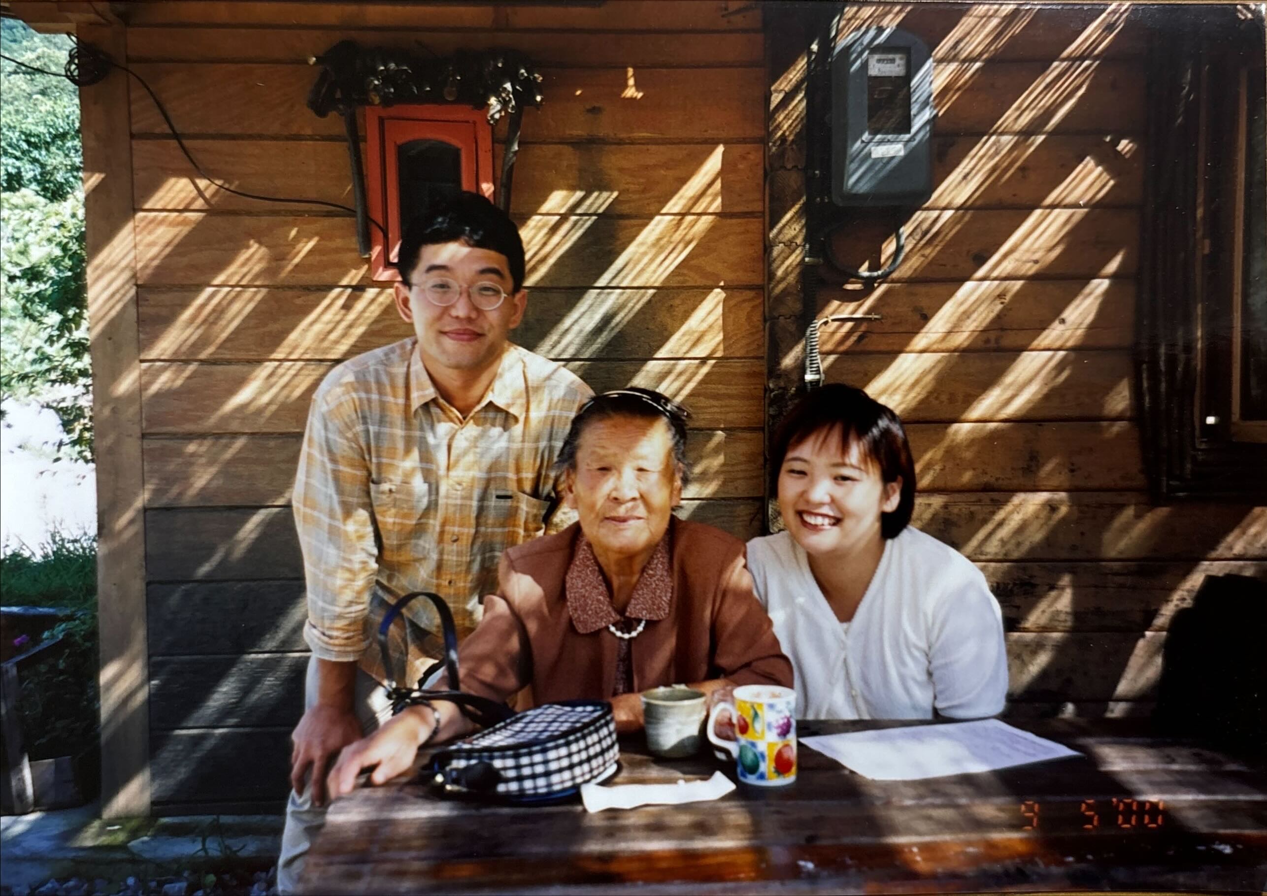 [사진 1] 2000년 나눔의집을 방문할 당시 마치다 타카시(제일 왼쪽) 교수