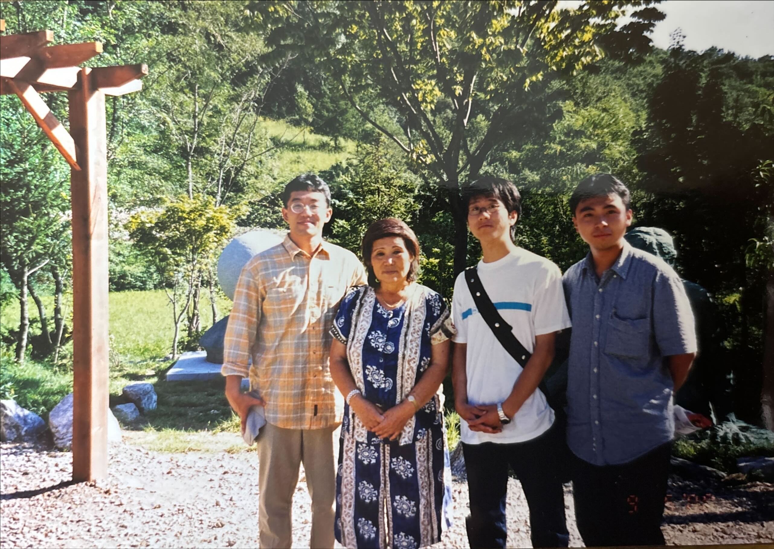 [사진 3] 2000년 나눔의집을 방문할 당시 마치다 타카시(제일 왼쪽) 교수