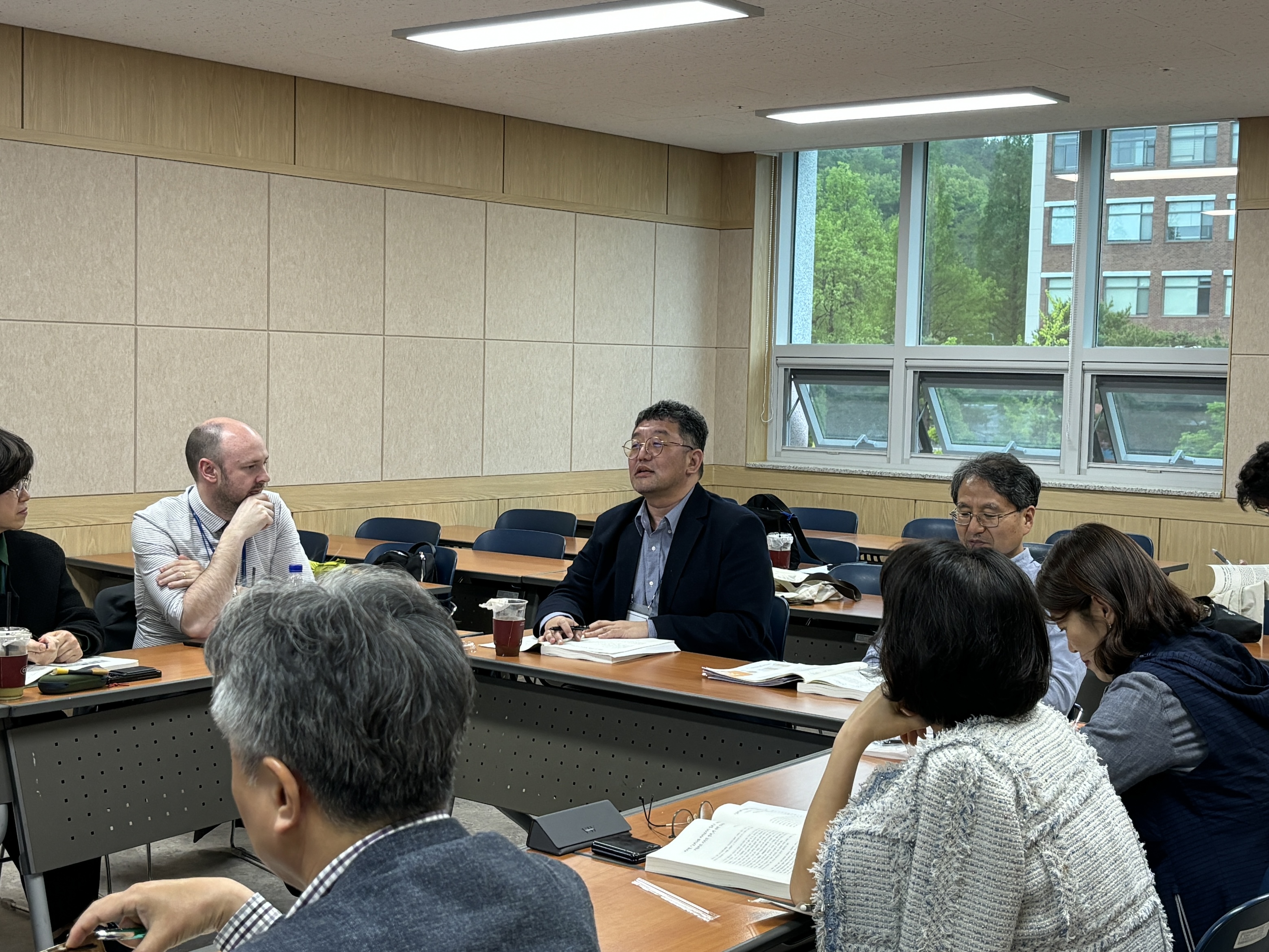 [사진 4] 회의에 참여해 발언하고 있는 마치다 타카시(가운데) 교수