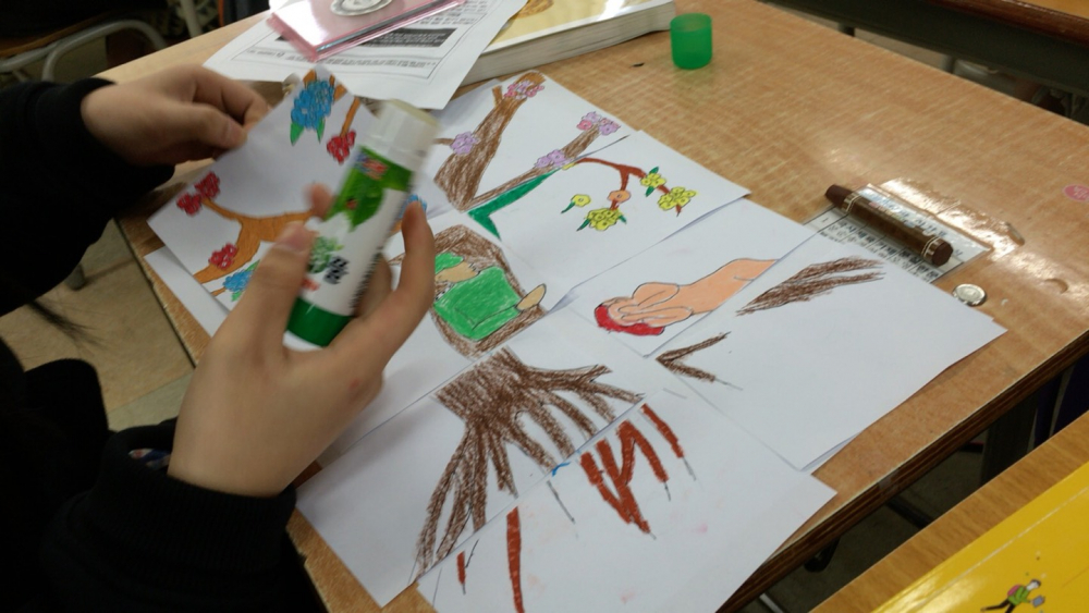 모둠 간에 ‘조각그림 그리기’ 활동을 통해 피해자 할머니들의 그림들을 재현해보고 이야기를 나누고 있다. (사진 제공: 문순창)