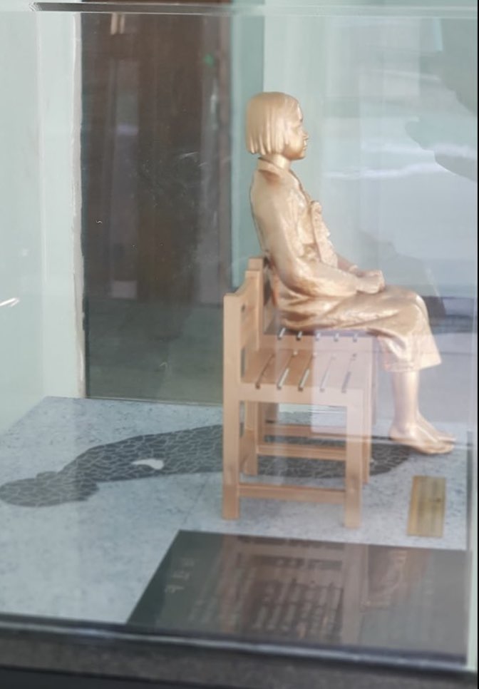 김포제일공업고등학교 본관에 설치된 ‘작은 평화의 소녀상’ (사진 제공: 문순창)