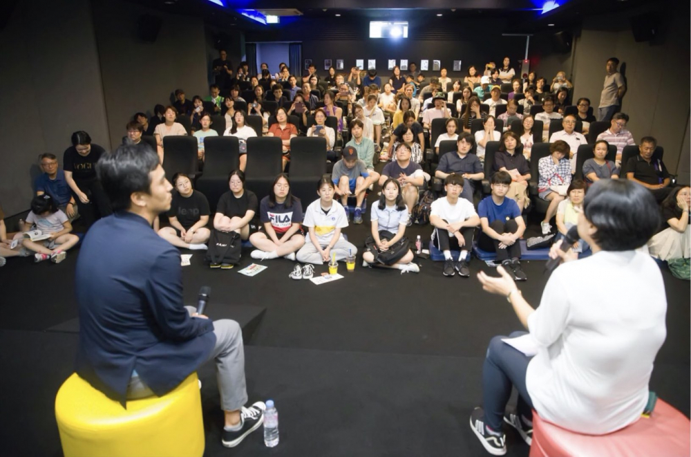 2019년 8월 8일 영화가 개봉한 후, 70여 차례가 넘는 관객과의 대화를 위해, 전국으로 강행군했다. 여성단체, 인권단체, 노동조합, 지자체, 역사모임, 학교 등 다양한 이들이 영화 김복동을 관람했다. (사진 제공: 송원근)