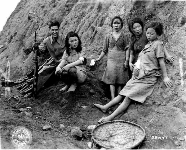 [사진 1]  1944년 9월 중국 윈난성 쑹산에서 중국군에 의해 포로로 잡힌 일본군‘위안부’피해자의 모습이 담긴 사진. 미 육군 164 통신사진중대 소속 햇필드 이병이 촬영한 것이다. (출처: 미국 국립문서기록관리청 RG 111 Entry SC Box 356 / 설명은 서울기록원 참고)