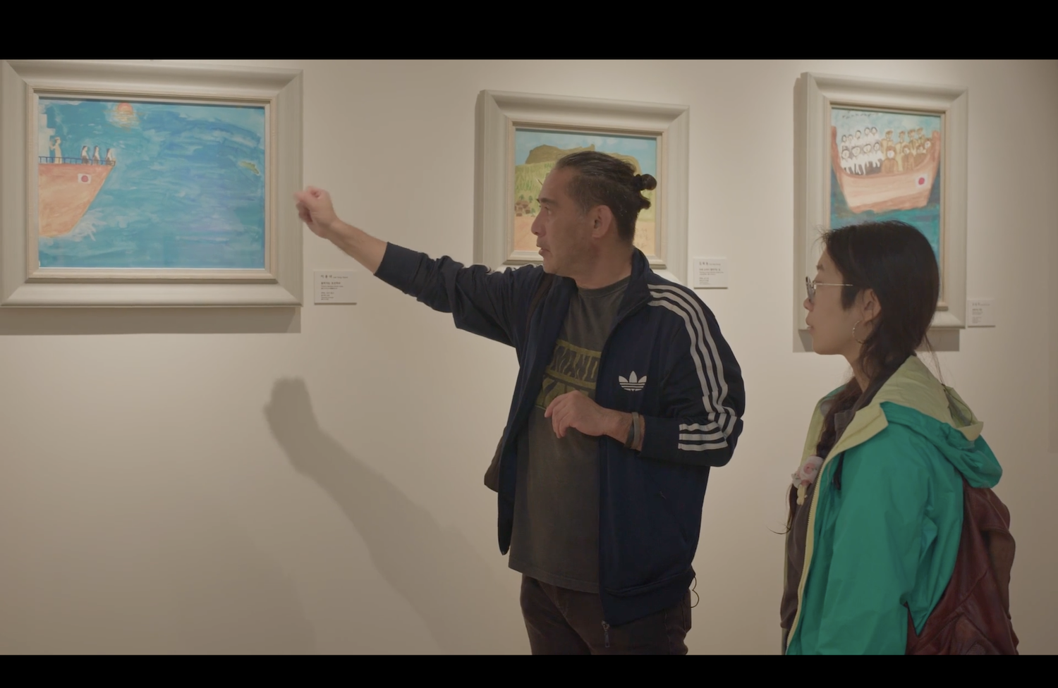 [Photo 2-2]Melanie Chong visiting the House of Sharing and listening to an explanation. This is also a scene captured from the film <A Boat Departed From Me Taking Me Away>