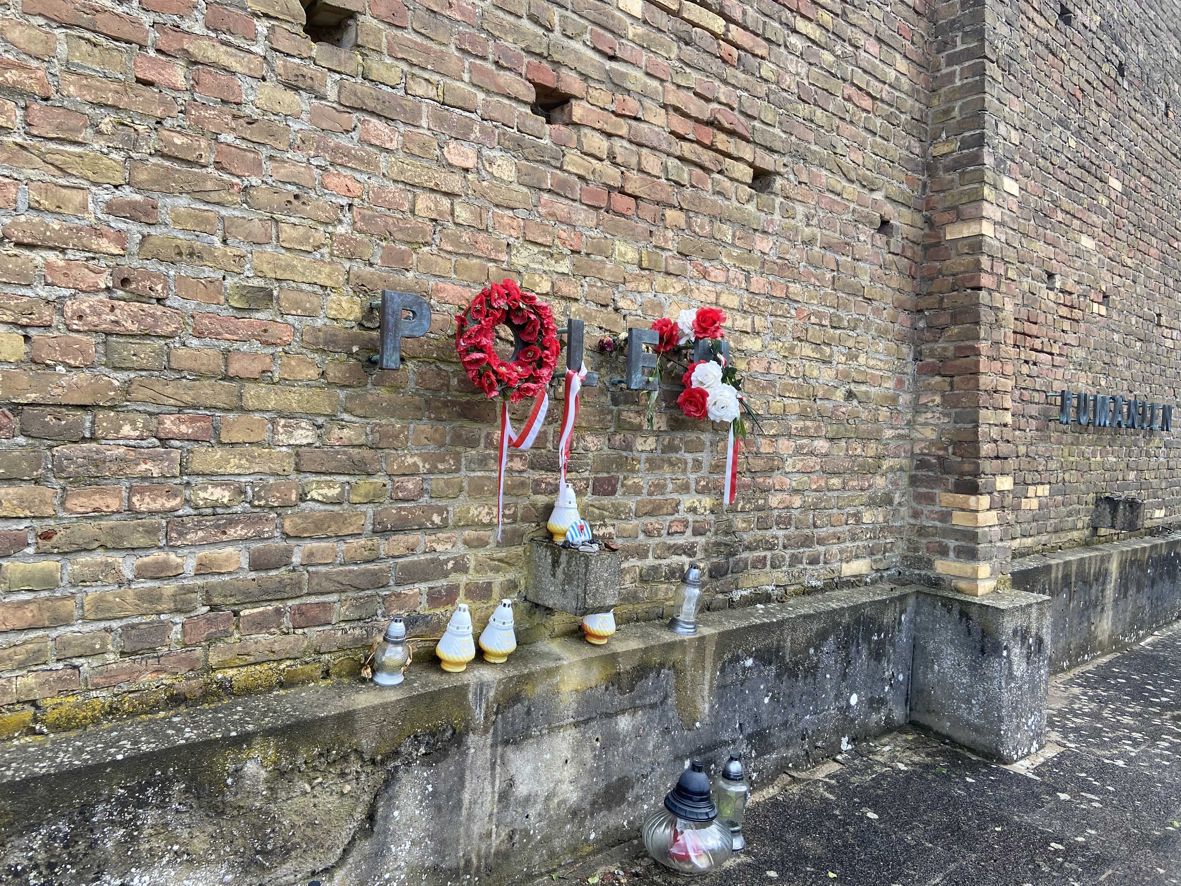 [Photo 4] The countries of origin of victims engraved on the Wall of Nations. Poland and Romania can be seen here.