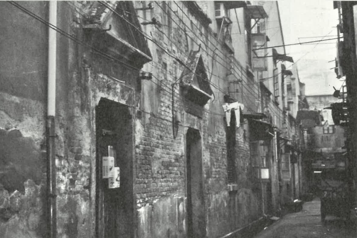 [Photo 1] Remains of the Japanese military “comfort station” in Jiqingli, Hankou, photographed by Su Zhiliang in 1998 (Source: Su Zhiliang and Chen Lifei, Illustrated Guide to the Japanese Army’s Invasion of China, Vol. 19, trans. Lee Seon-i [Neulpum Plus, 2017], p. 97).