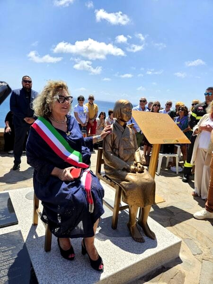 [Photo 2] A photograph published in local media shows Mayor Vallebella seated beside the Statue of Peace.