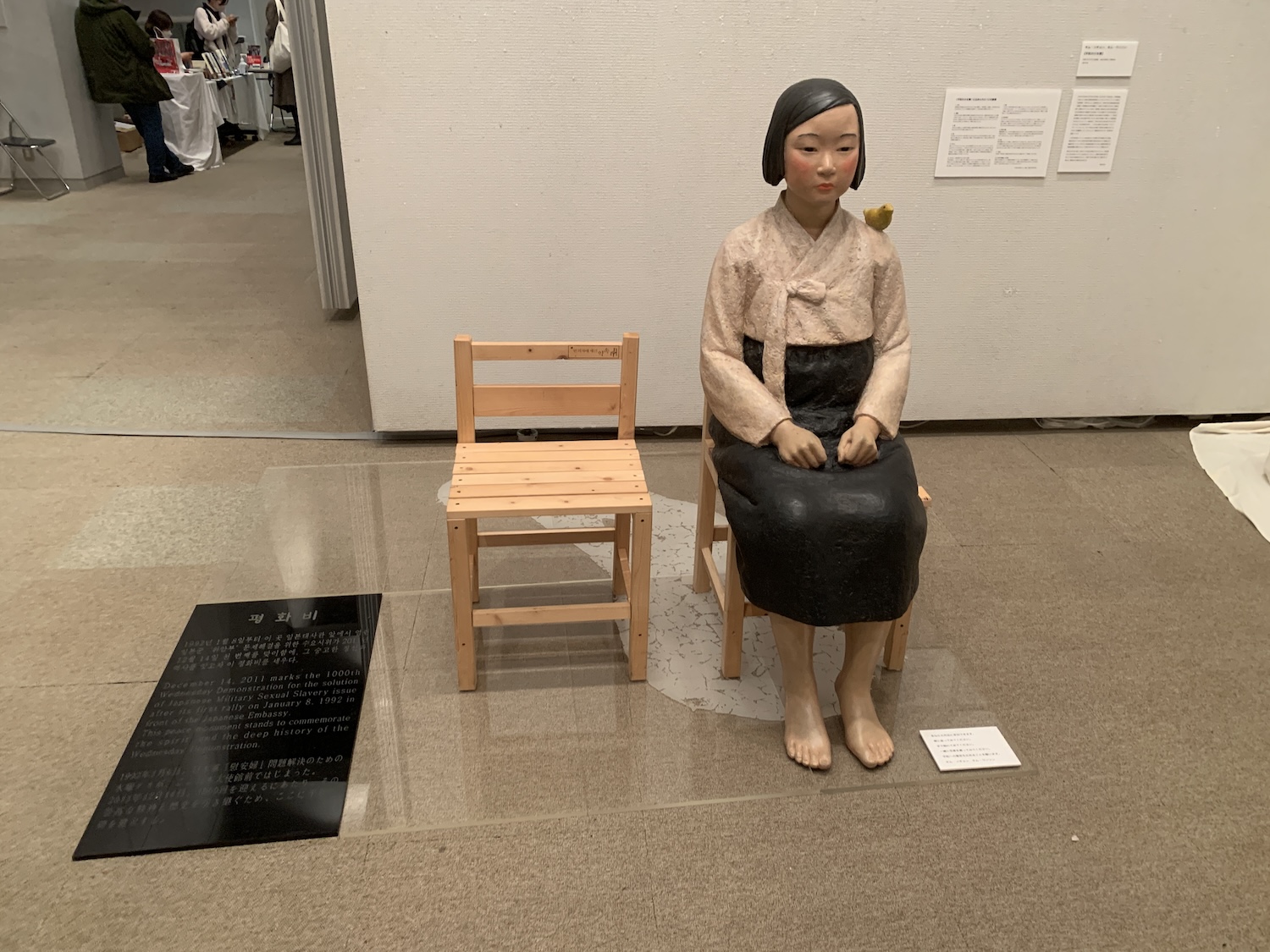 [Photo 1] The “Statue of Peace” on display at the “Non-Freedom of Expression Exhibition Tokyo” for the first time in over a decade (Photo courtesy of Kohei Kurahashi)