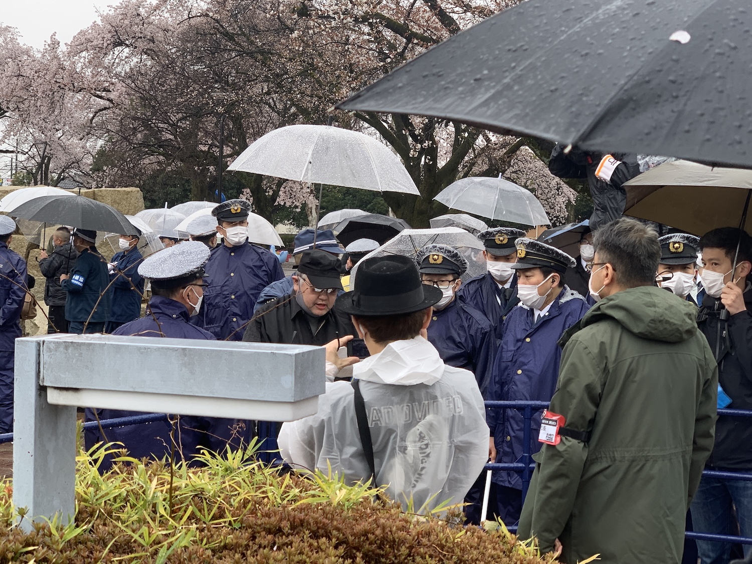 [Photo 3] Right-wing activists reading a protest statement near the venue of the “Non-Freedom of Expression Exhibition Tokyo,” with police officers nearby. (Photo courtesy of Kohei Kurahashi)