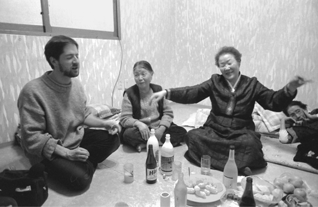 [Photo 1] From left: the author, Hwang Geum-ju, Lee Yong-soo, and Kim Soon-deok (reclining) (Credit: Yajima Tsukasa).