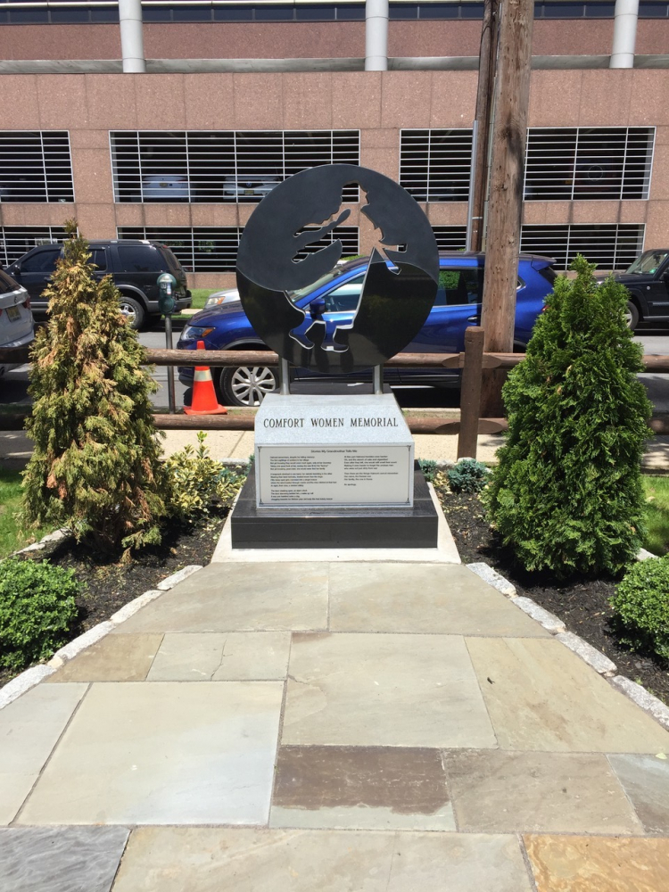 The comfort women memorial at the Constitution Park, Fort Lee, New Jersey, USA (Source : courtesy of Linda Hasunuma)