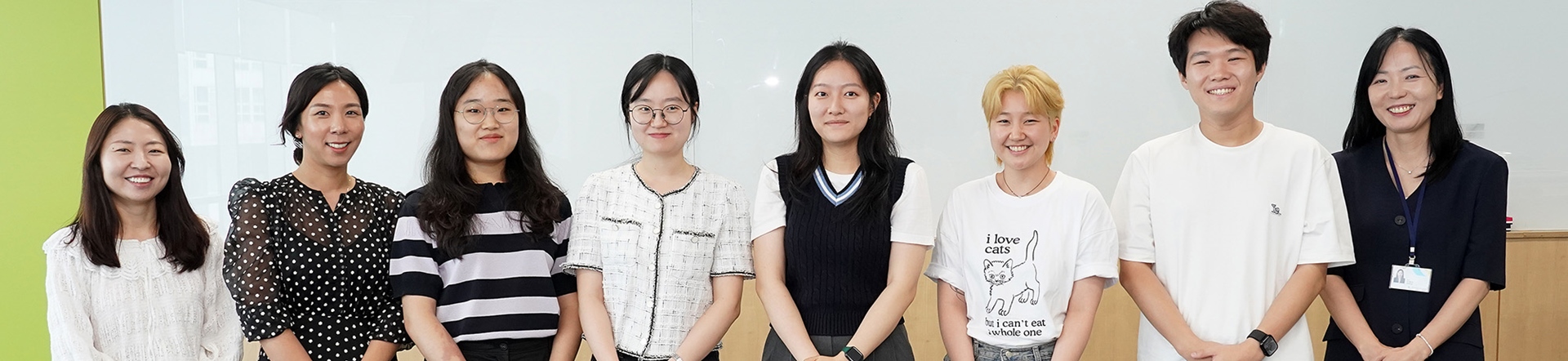 청년좌담 참가자 단체 사진, 청년들과 웹진 결 담당자들이 밝은 미소로 카메라를 본다.