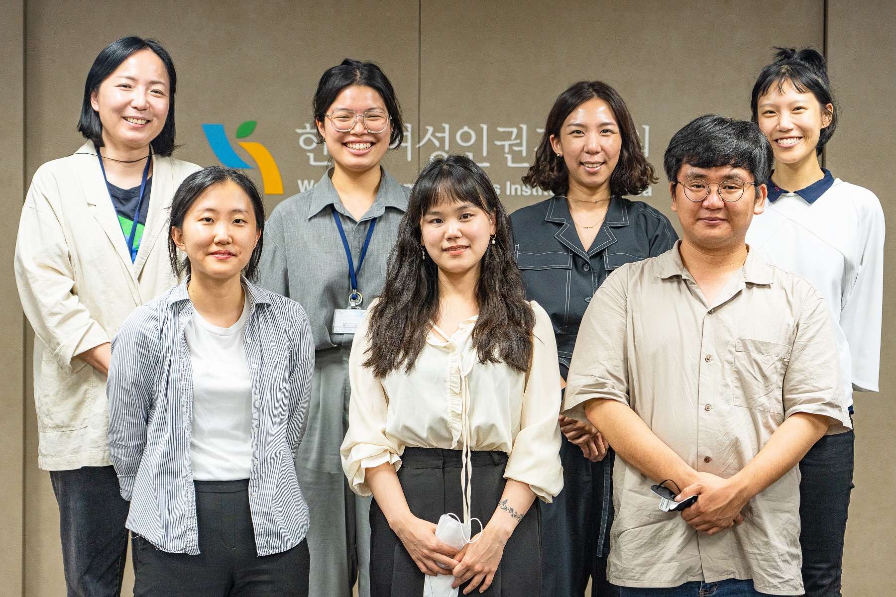 청년좌담 참석자들이 나란히 서서 찍은 단체 사잔