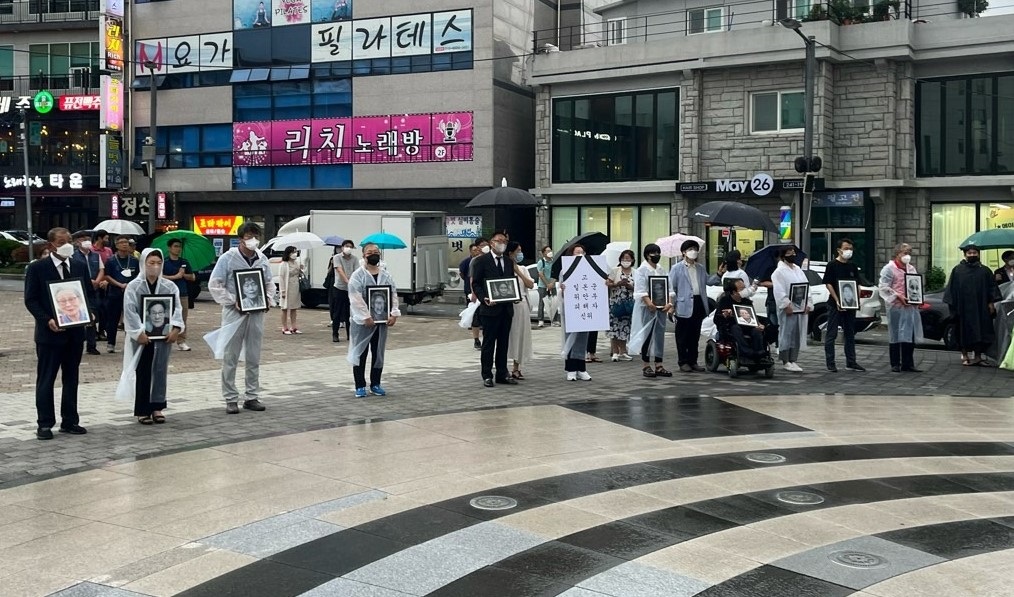 창원지역 단체 대표들이 일본군‘위안부’ 피해자 영정을 모시고 식장으로 입장하고 있다. ⓒ정갑숙