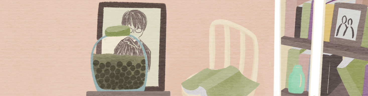 이옥선 할머니의 방에 있는 물건들을 그린 일러스트, 사진, 의자, 책장 등이 보인다.