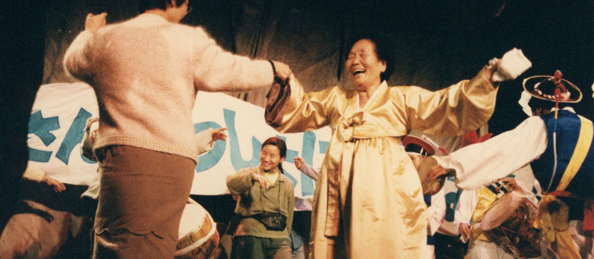  '다큐멘터리 나의 마음은 지지 않았다' 속 한복을 입고 춤추고 있는 송신도 할머니 (사진 제공 : 안해룡)