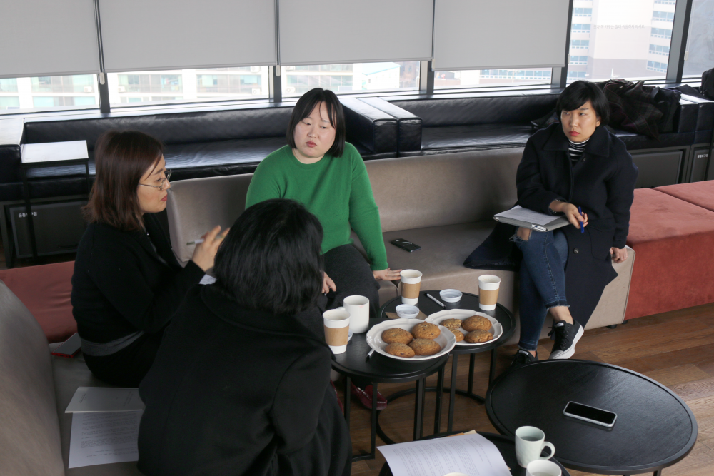 좌담회에서 참석자들이 이야기를 나누는 사진. (정면) 허윤, 오혜진 