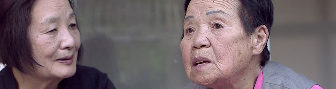 <침묵> 스틸컷, 박수남 감독과 이옥선이 이야기를 나누는 장면