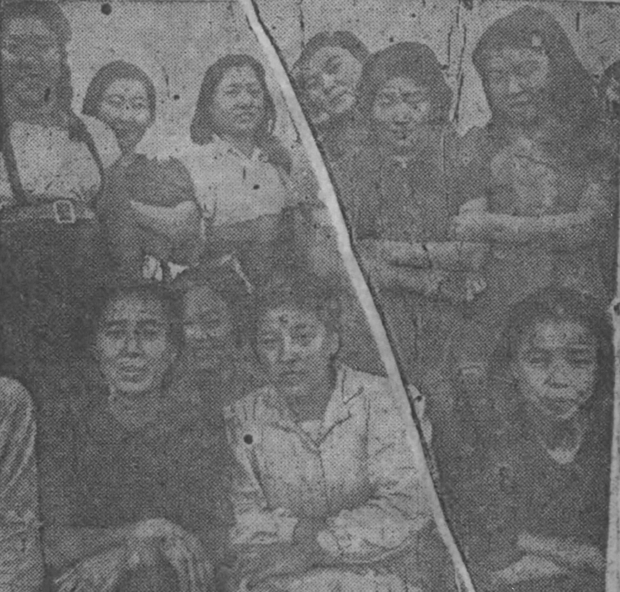 『대전화집』 기사 사진. 1944년 9월 쑹산 전투에서 중국군에 의해 구조된 10명의 '위안부'들이다. 