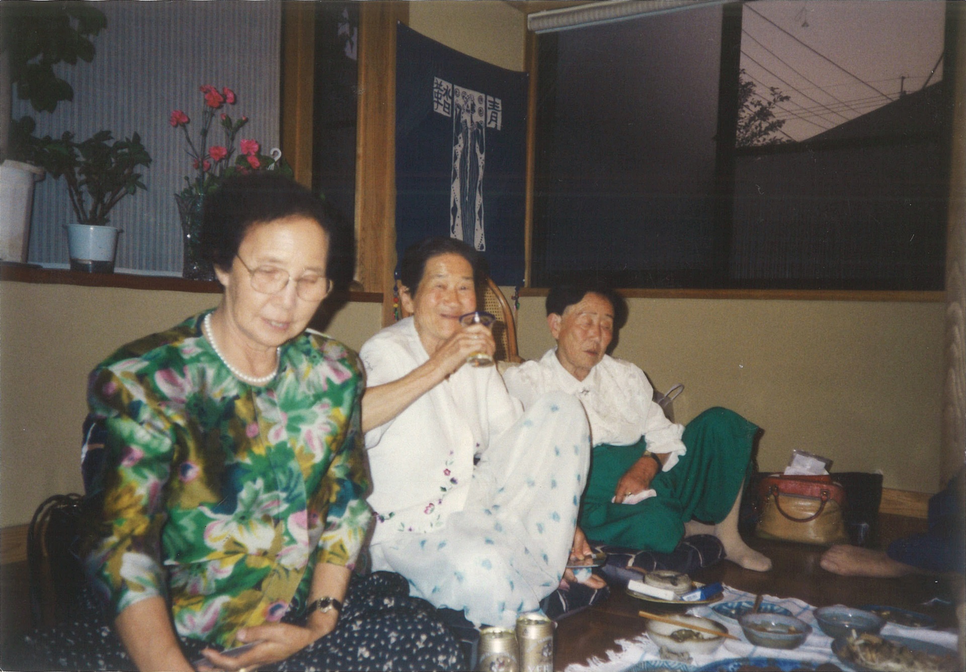 제1회 구두변론 전날 후쿠오카시의 하나후사 집 교류회에서 원고들 모습(1993.9.5.) 왼쪽부터 유모 씨(여자근로정신대 피해자), 박두리 씨, 하순녀 씨 ⓒ하나후사 에미코