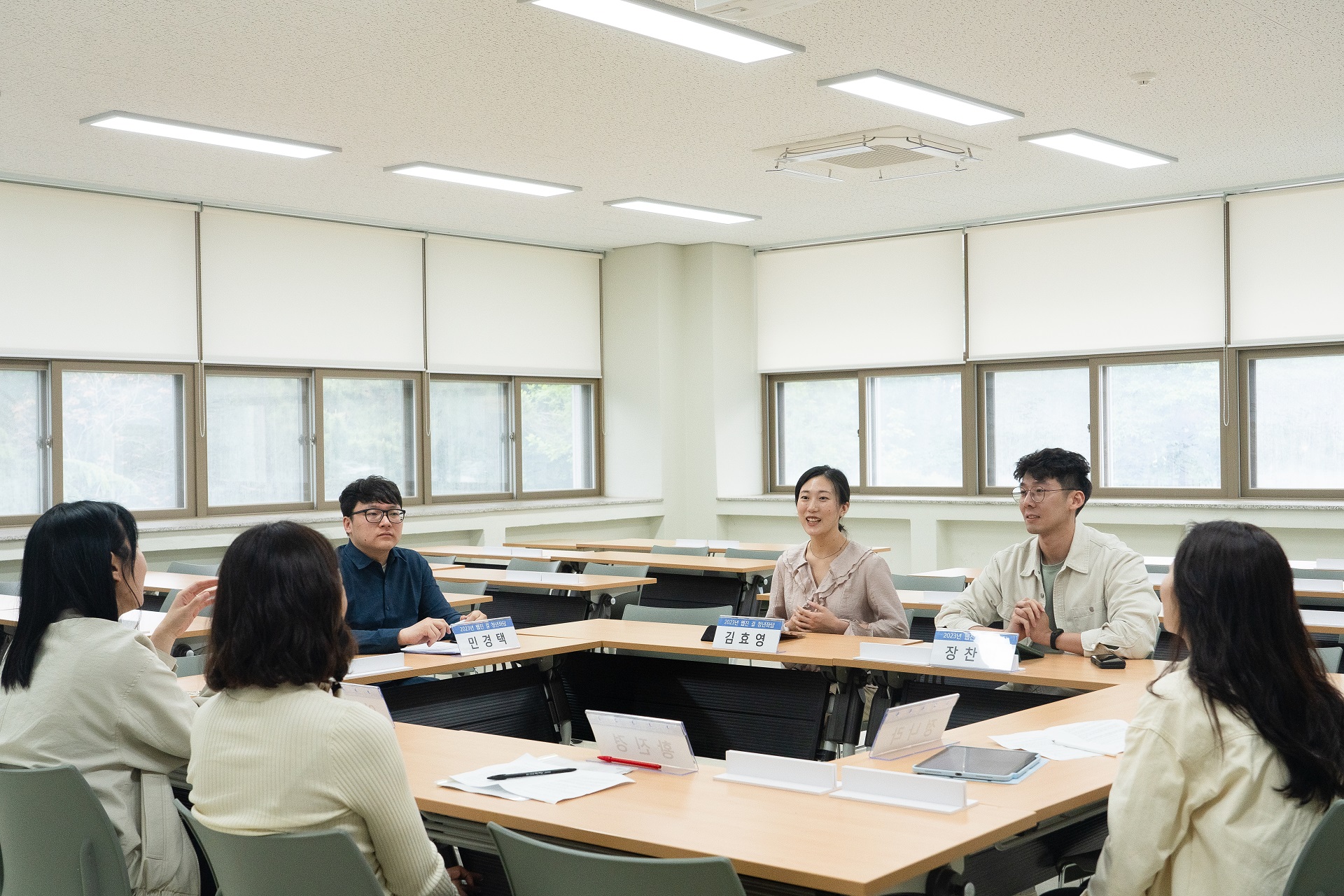 좌담 전경. (왼쪽부터 시계 방향으로) 민경택, 김효영, 장찬영, 장나라, 황진경, 이헌미 ⓒ일본군‘위안부’문제연구소