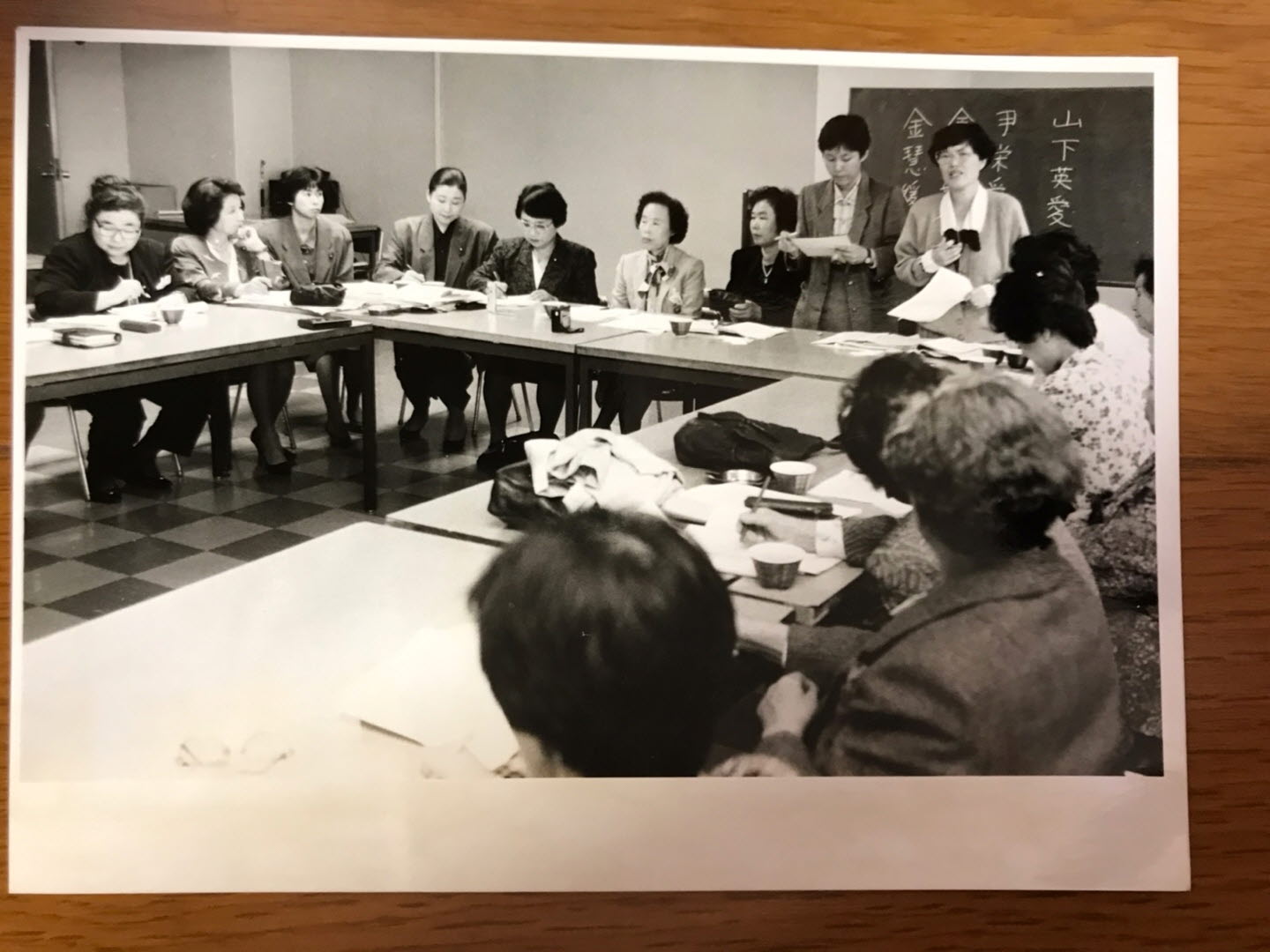 1990년 10월 29일, 공개서한을 들고 일본 참의원 의원회관을 찾아갔다. 윤영애 선생님의 발언을 통역하는 모습 ⓒ야마시타 영애