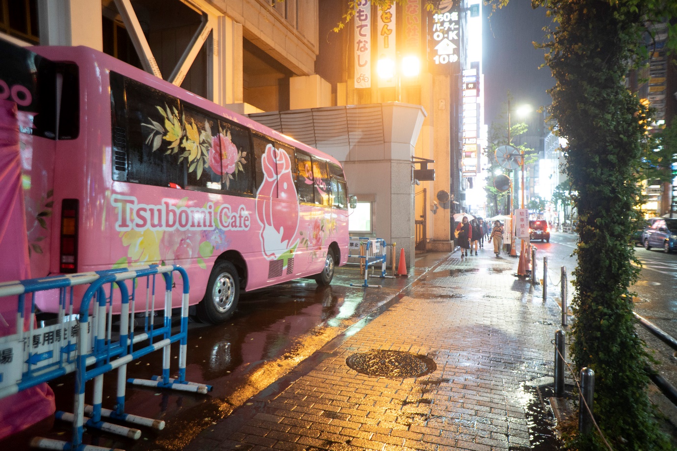 츠보미 카페(Tsubomi Cafe)는 2주에 한 번씩 저녁 6시~10시까지 시부야 혹은 신주쿠 등 도쿄 시내에 정차하며 성폭력 및 가정폭력 피해자들을 지원한다. ⓒColab