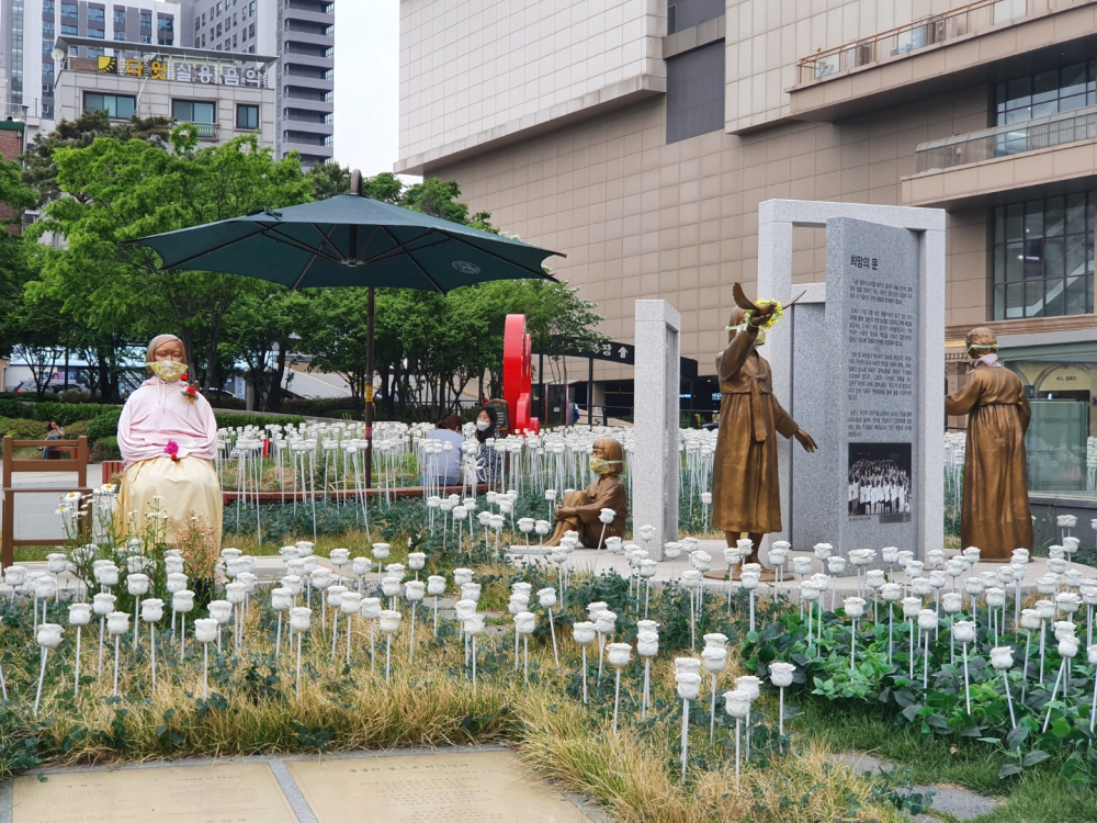 왕십리광장에 있는 네 개의 동상 (사진: 어효은)