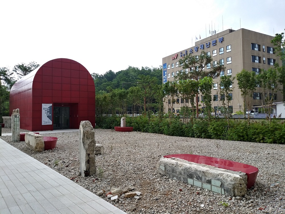 남산예장공원. 빨간 건물이 기억6전시관이고, 그 너머로 서울소방재난본부가 있다. ©오하라미