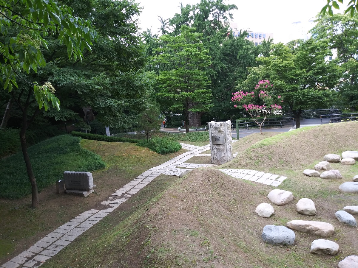세상의 배꼽(오른쪽), 거꾸로 세운 동상(가운데), 통감관저 터 표석(왼쪽)이 보인다. ©오하라미