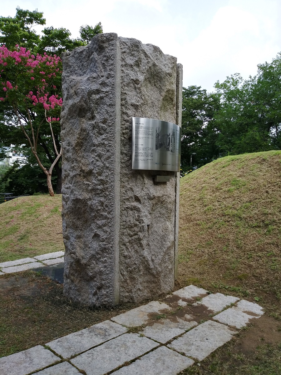 거꾸로 세운 동상 앞 ©오하라미