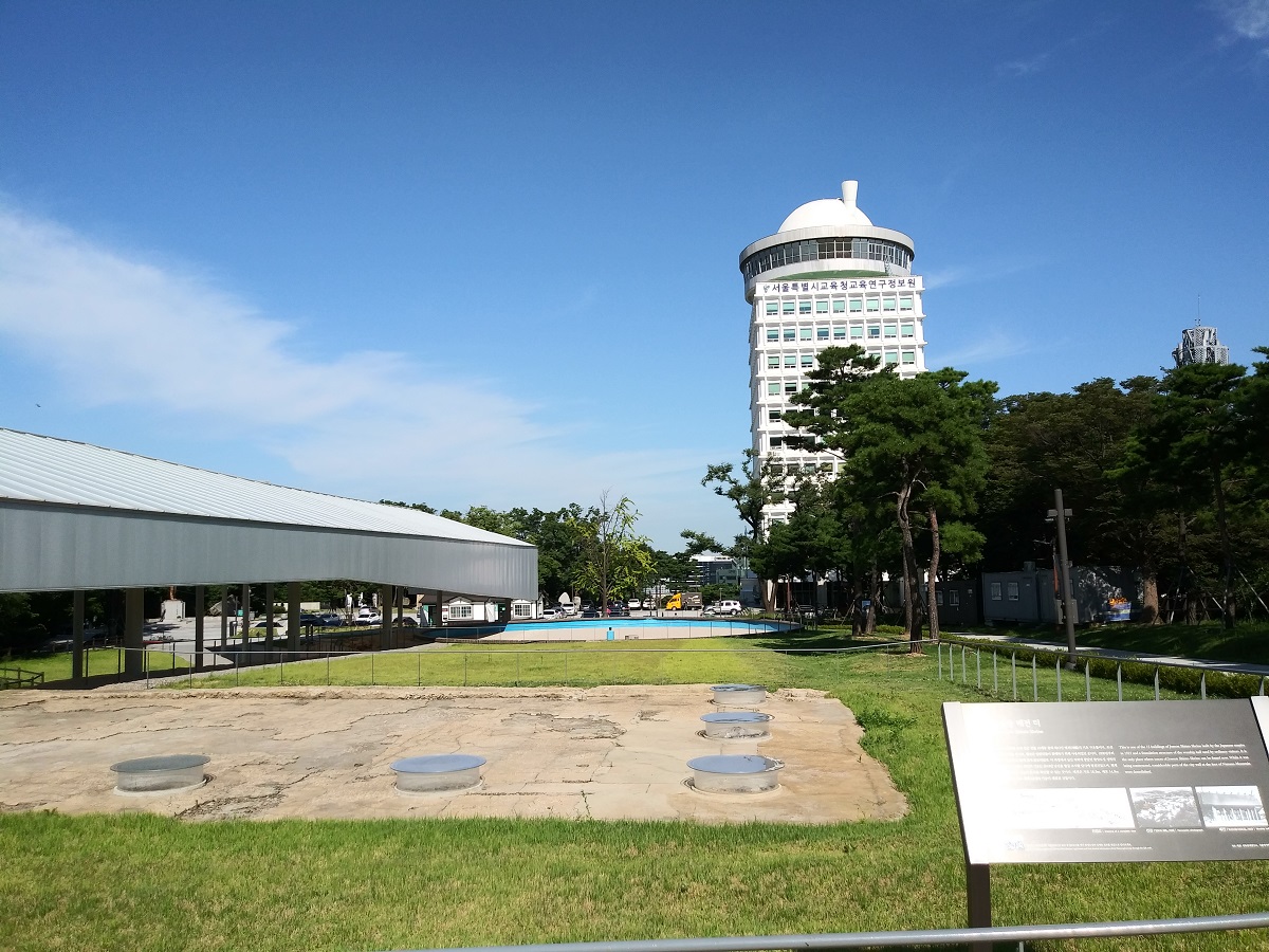 남산 올라가는 길목에서 광장 쪽으로, 제일 앞의 빈터가 조선신궁 배전 터, 그 너머에 분수대 터, 왼쪽 지붕은 한양도성유적전시관, 흰 건물은 서울시교육청 교육정보연구원이다. ©오하라미
