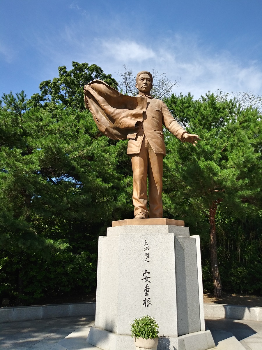 안중근의사 동상. 광장을 사이에 두고 기림비와 마주 서 있다. ©오하라미