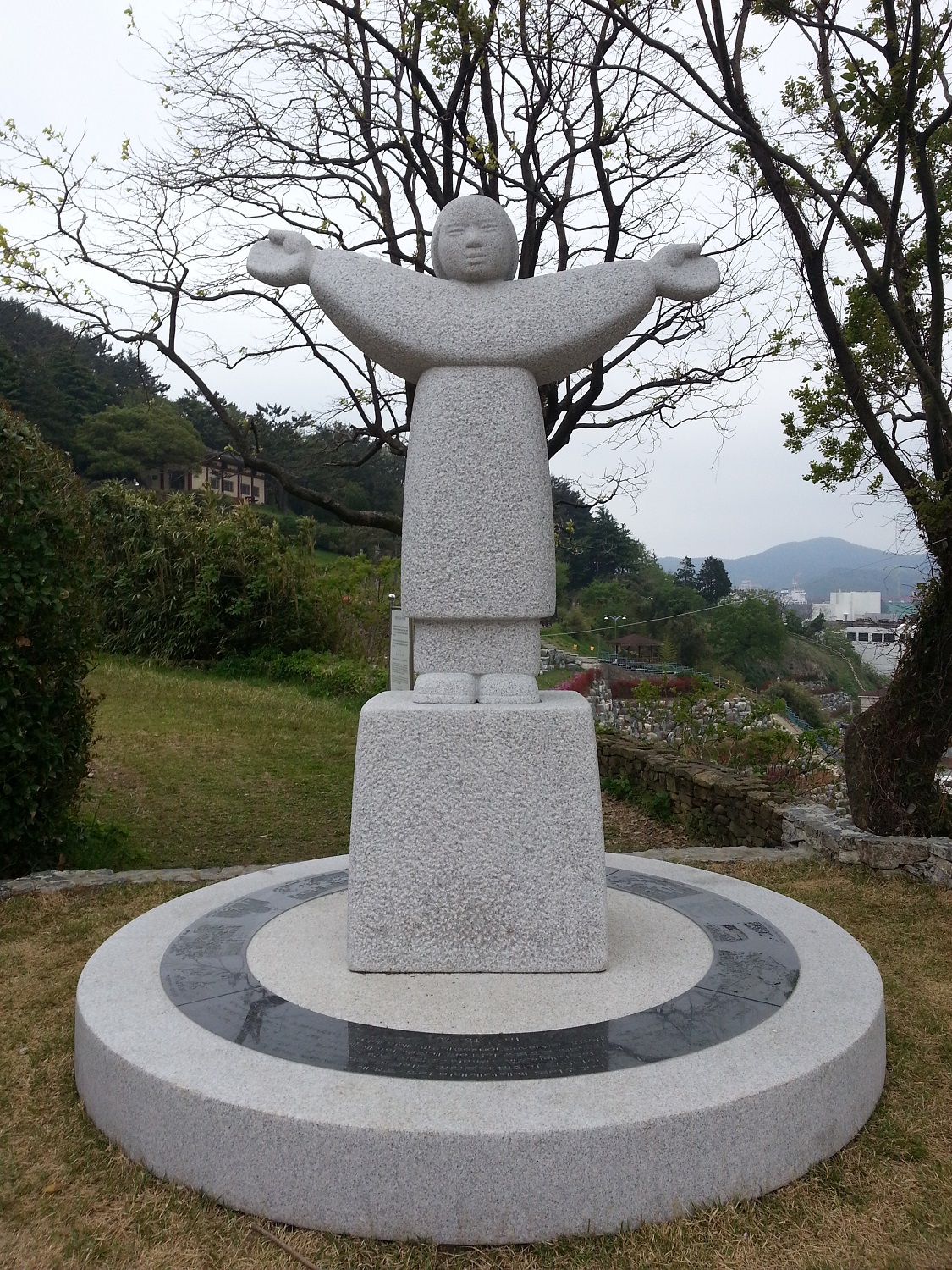 통영 남망산조각공원 입구에 세워져 있는 일본군 ‘위안부’ 피해자 정의비 ©송도자