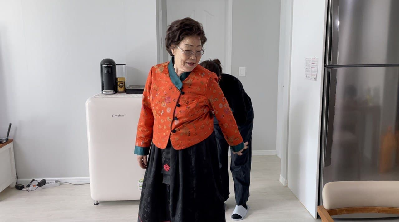 뒤에 있는 프로듀서에게 말을 거는 이용수 선생님 ©김리라