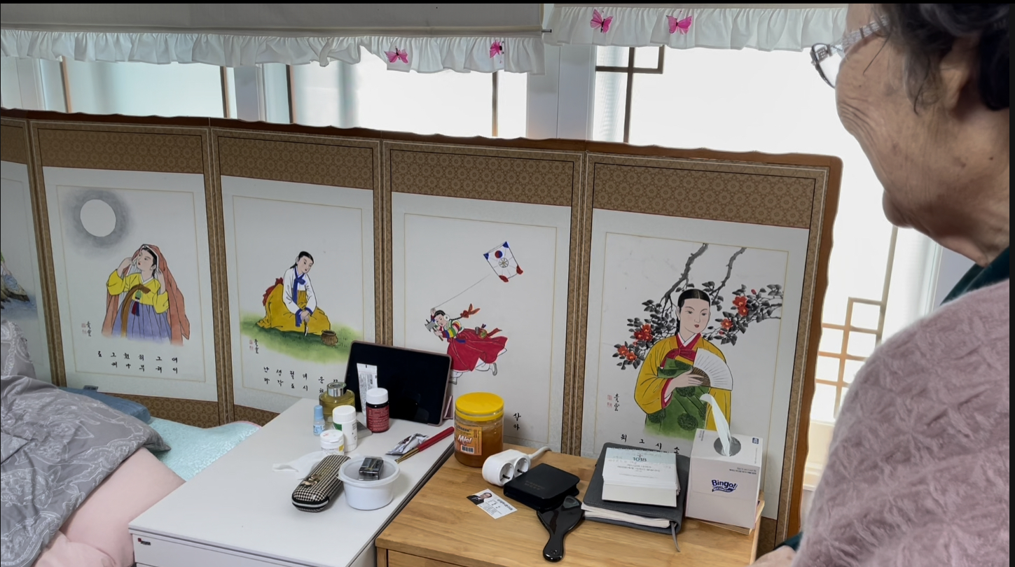 이용수 님이 병풍 속 그림들을 설명하고 있다. ©김리라