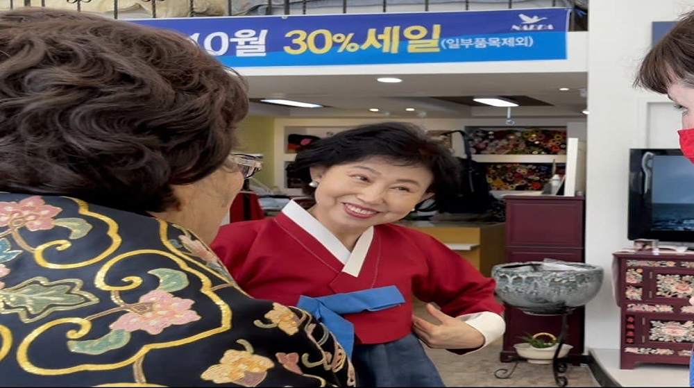한복집 사장님(가운데)와 이용수님(왼쪽)이 영국 프로듀서에게 한복을 입어보라고 권하고 있다 ©김리라