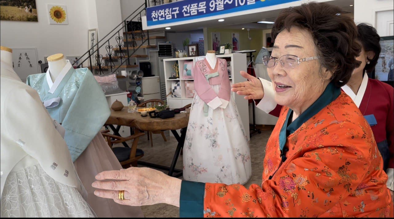이용수 님과 한복집 사장님이 카메라맨에게 한복을 입어보라고 권하고 있다. ©김리라