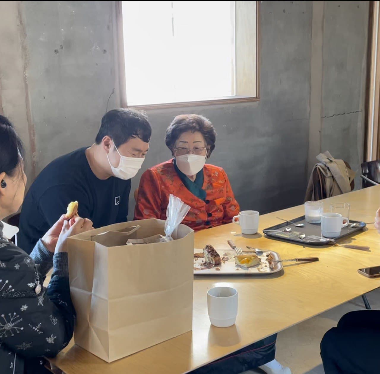 카페 아눅 사장님과 이용수 님 ©김리라
