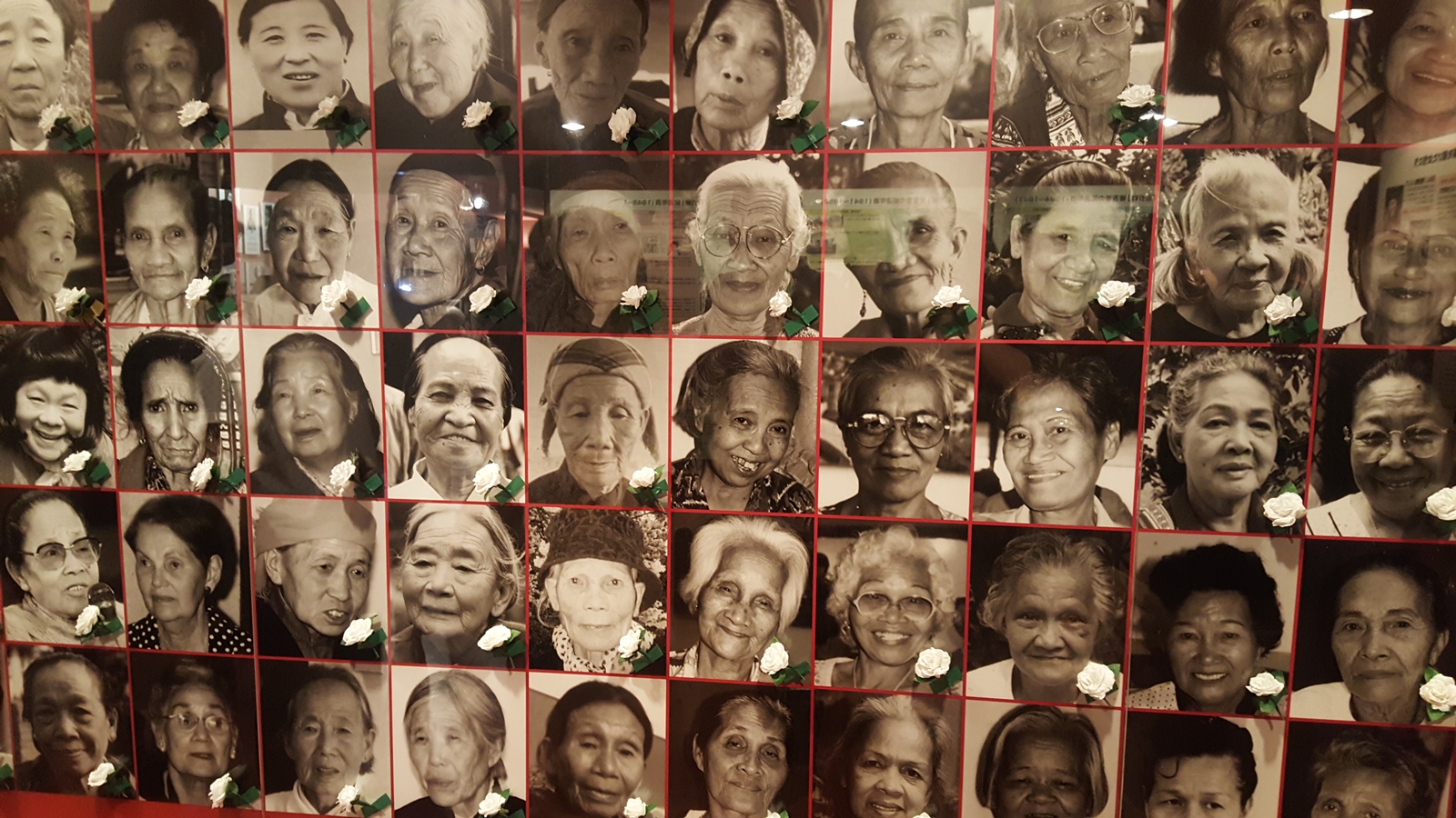 도쿄 여성들의 전쟁과 평화 자료관(WAM) 입구 벽면 ⓒ이헌미