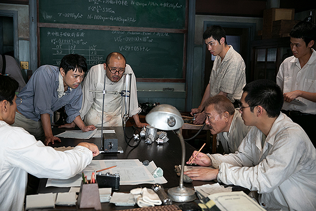 우라늄 농축 실험에 몰두하고 있는 아라카쓰 연구실 과학자들(영화 〈태양의 아이〉 캡처본)