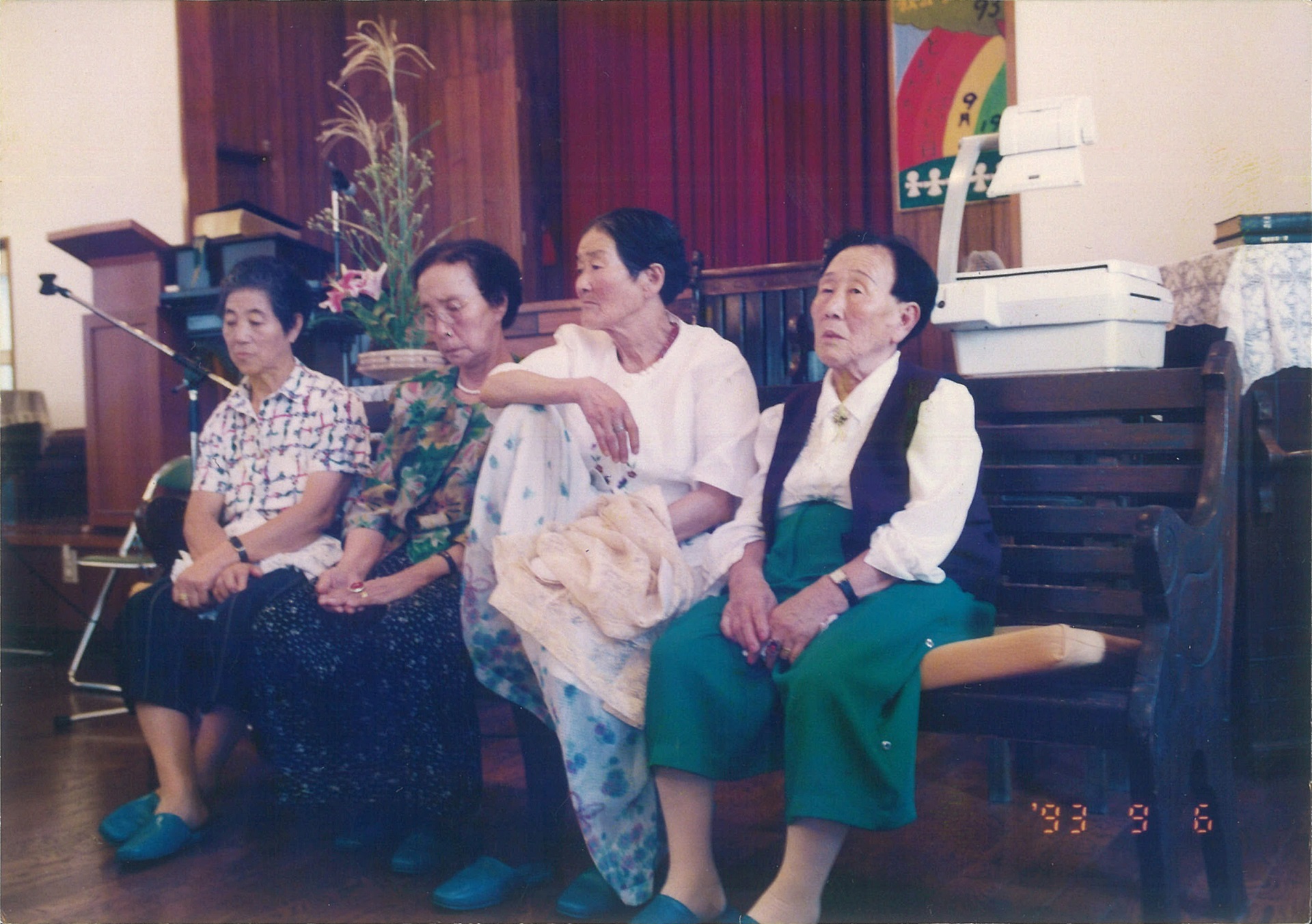 제1회 구두변론 후 보고집회(시모노세키 뱁티스트교회)에서 원고들의 모습(1993.9.6.) 왼쪽부터 박모 씨, 유모 씨, 박두리 씨, 하순녀 씨 ⓒ야마시타 에이지