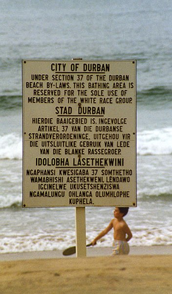 Apartheid sign on the beach in Durban, South Africa (1989) ⓒ Guinnog/Wikipedia