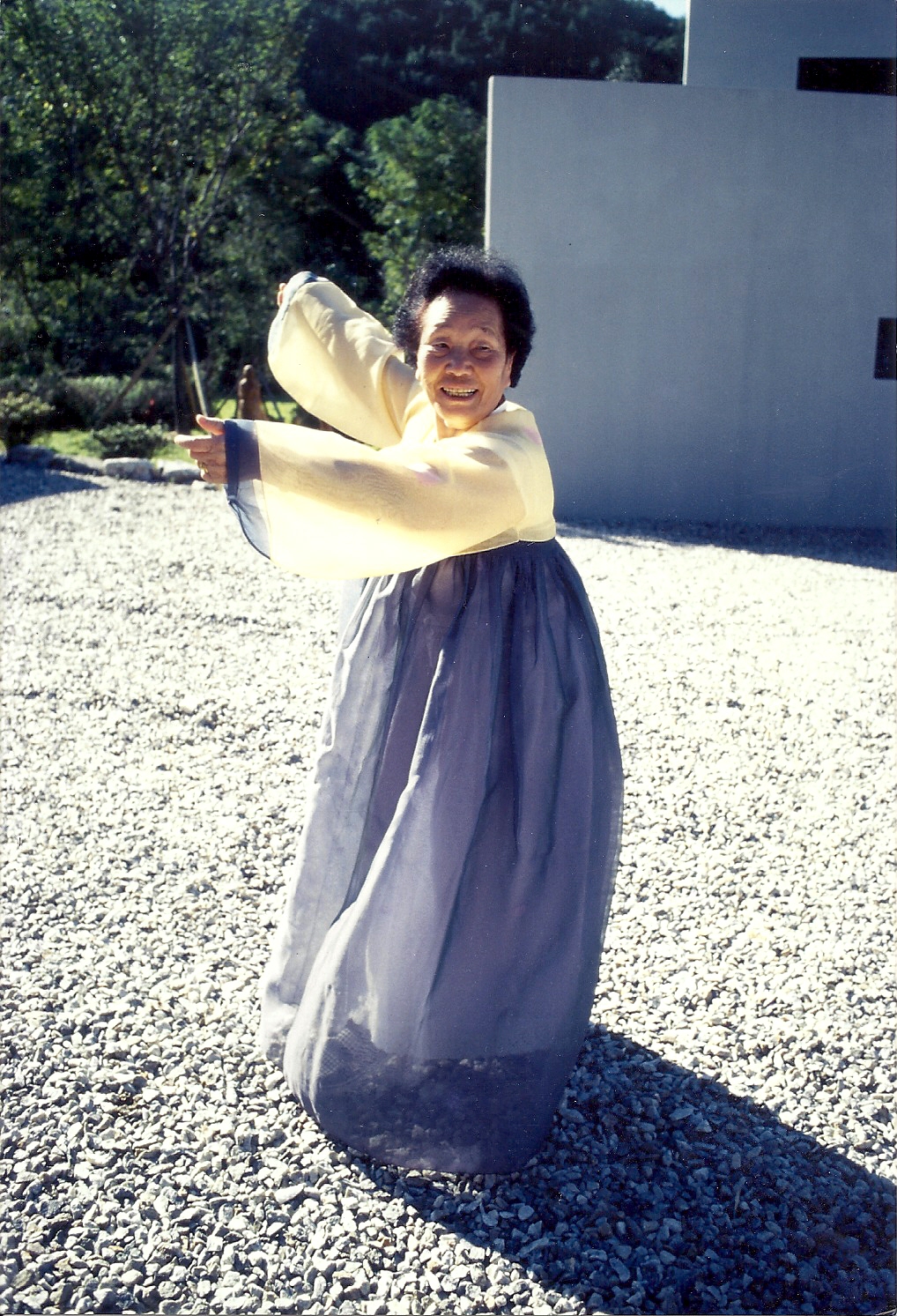 1998년 나눔의집에 방문한 송신도가 김순덕의 한복을 빌려입고 신이 나 나눔의집 마당에서 전통 춤사위를 선보이고 있다. ⓒ가와타 후미코.