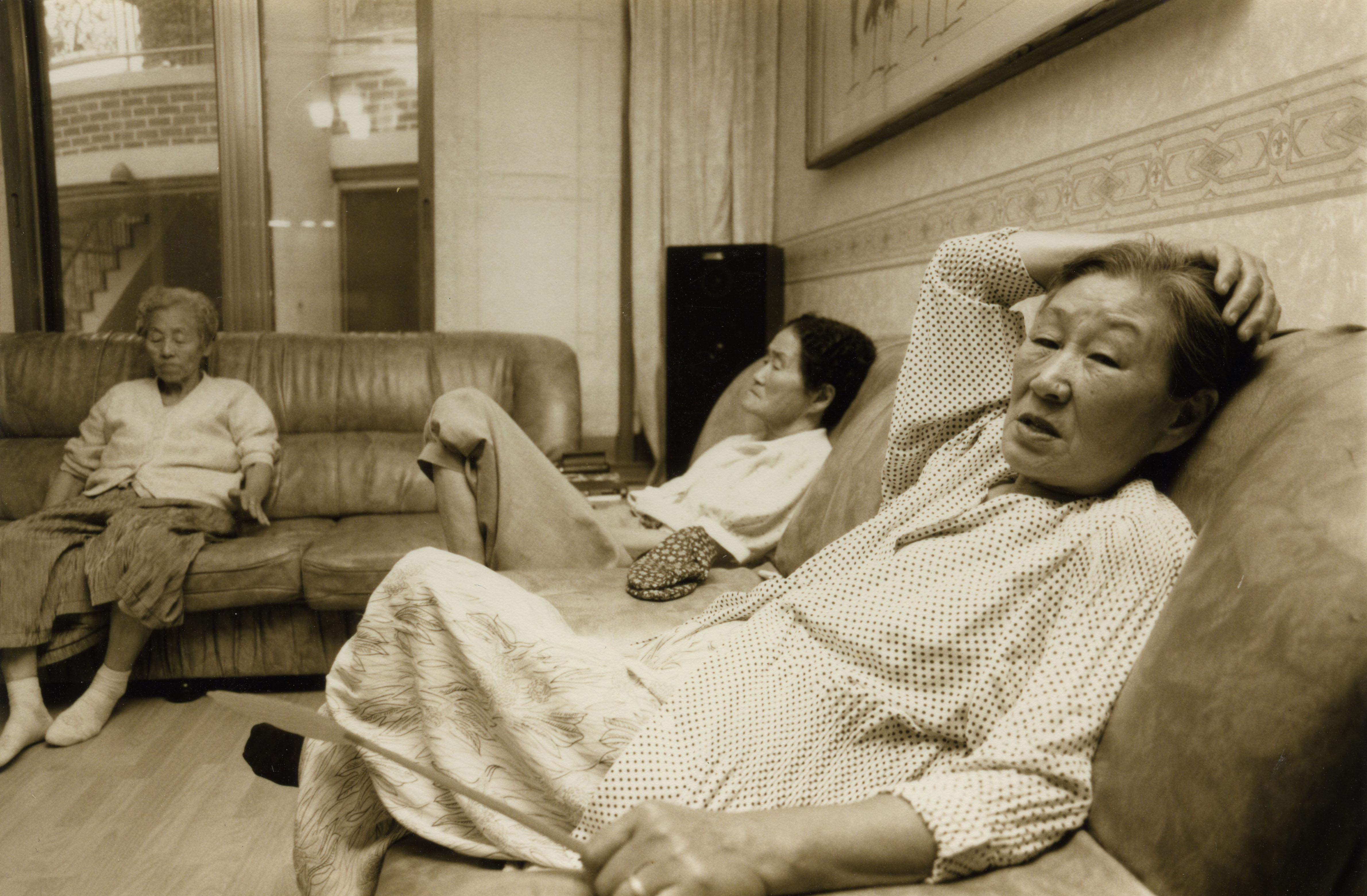 황옥임(왼쪽부터), 박두리, 김복동이 나눔의 집 안 소파에 둘러앉아 쉬고 있다.